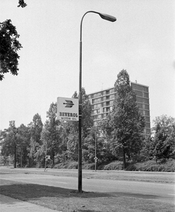 857080 Afbeelding van een lichtmast langs de Weg der Verenigde Naties te Utrecht, met een reclamebord van Beverol Motor Oil.
